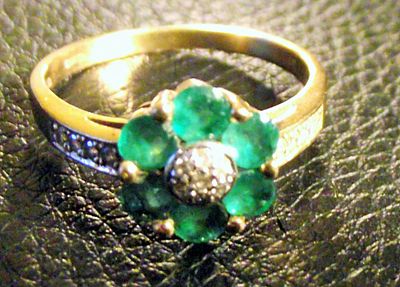 9ct fully marked diamond emerald floral cluster 2.98g approx . 9ct fully marked diamond emerald 