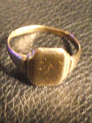 9ct gold signet ring fully marked size V 3.1g approx , . .9ct gold signet ring fully marked size 