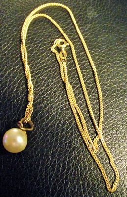 9ct gold chain with pearl pendant 2.5g . A classic 9ct gold chain with pearl pendant 2.5g