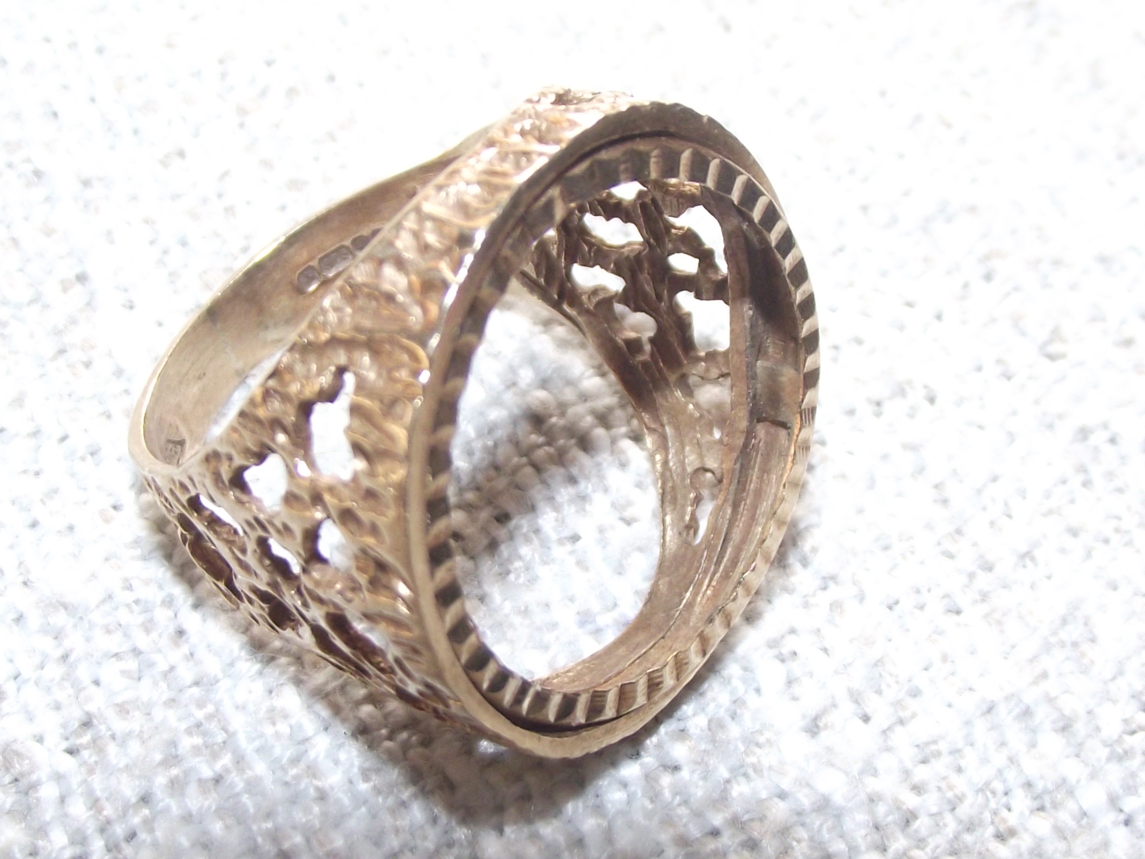 A 9 Carat Yellow Gold Sovereign Mount Ring 7.55g approx size S