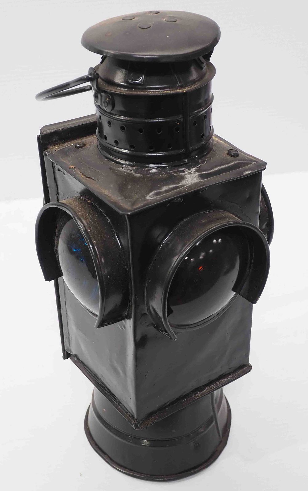 Lot 1173: Railroad signal lantern