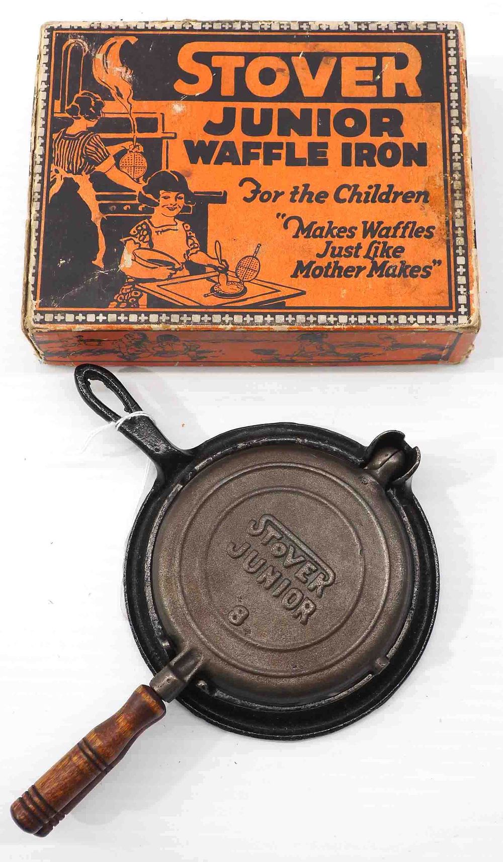 Lot 319: Stover Junior cast iron waffle iron