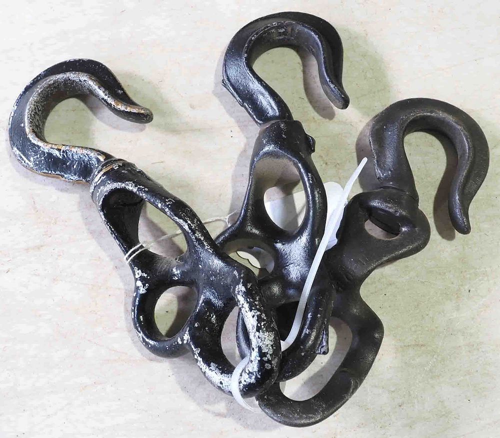 Lot 847: Rope tie hooks
