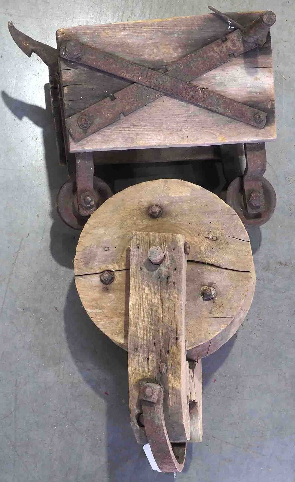 Lot 864: RARE wooden rod car