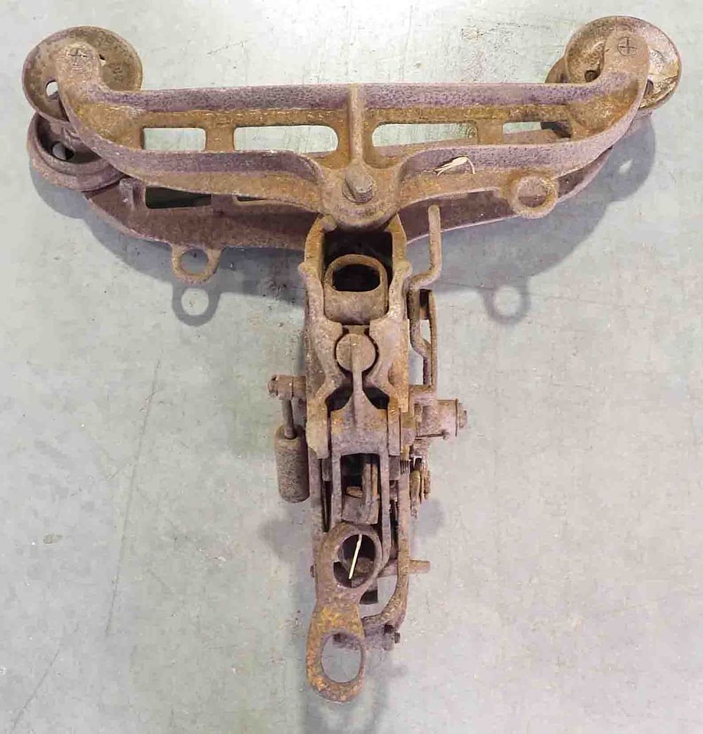 Lot 917: HHF 4-wheel Cross Draft hay trolley