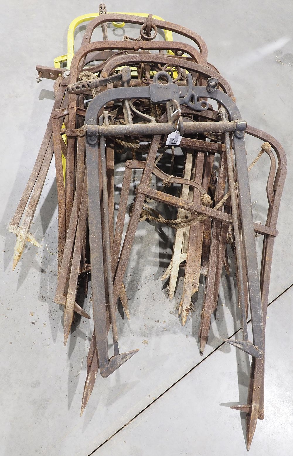 Lot 931: Assorted hay forks