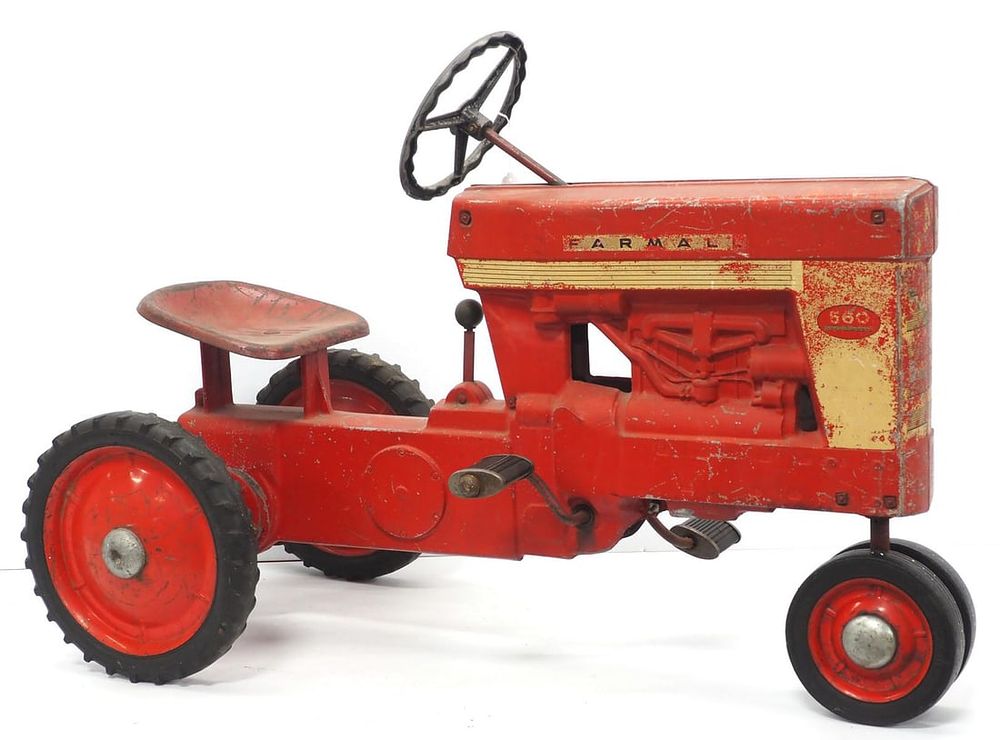 Lot 173: Farmall 560 pedal tractor