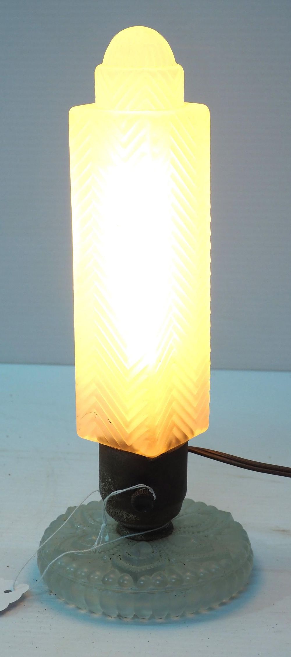 Lot 1383: Art Deco electric table lamp