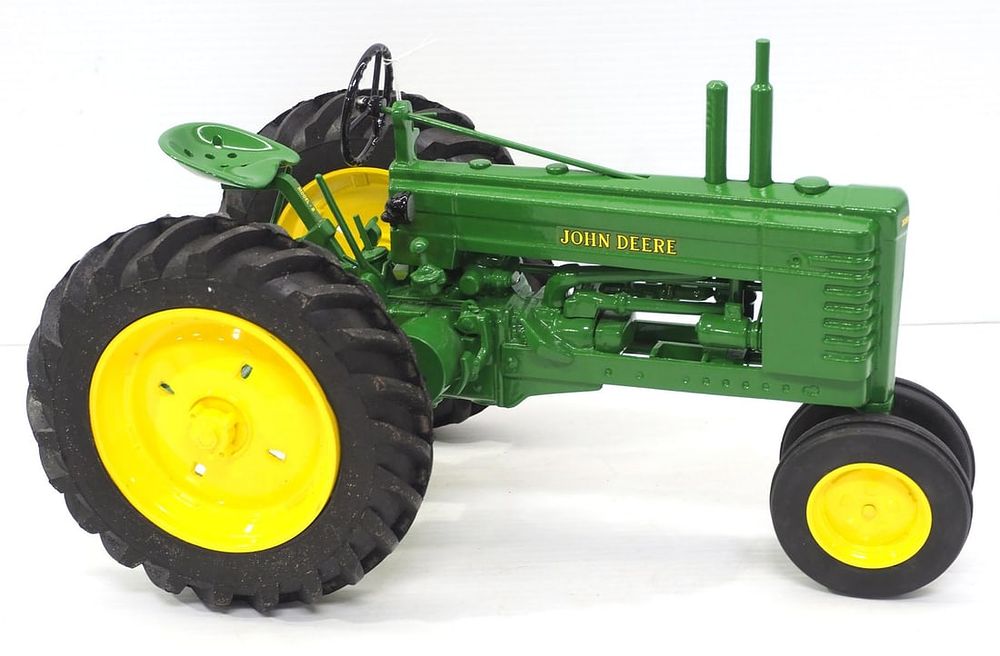 Lot 231: Scale Models 1/8 scale John Deere B Tractor