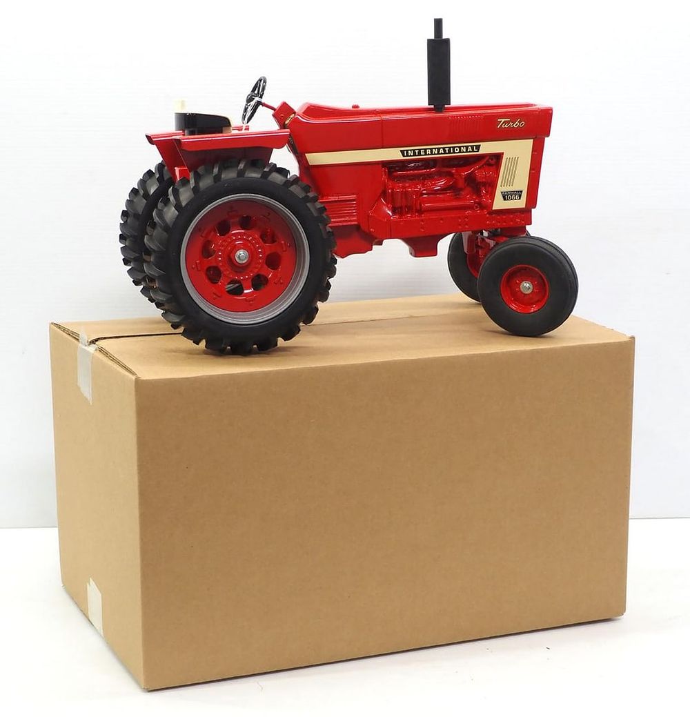 Lot 232: Scale Models 1/8 scale International 1066 Tractor