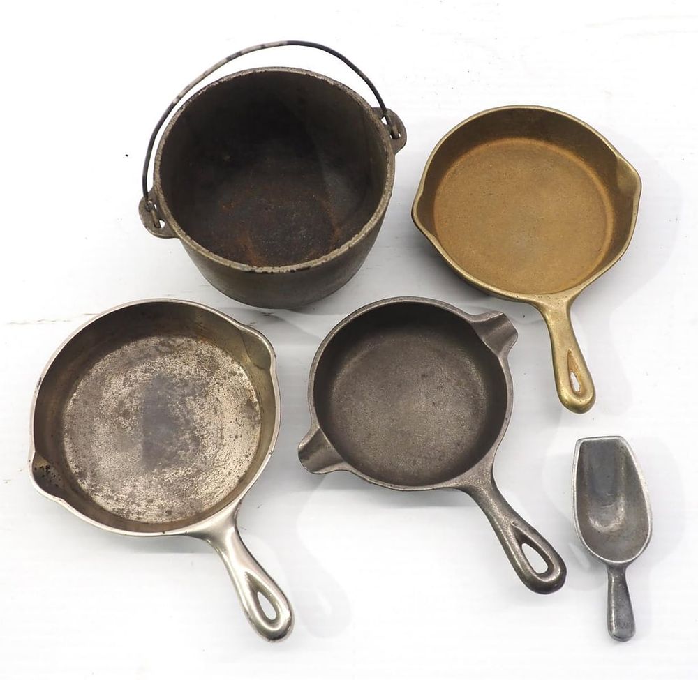 Lot 248: (5) Wagner cast iron pieces