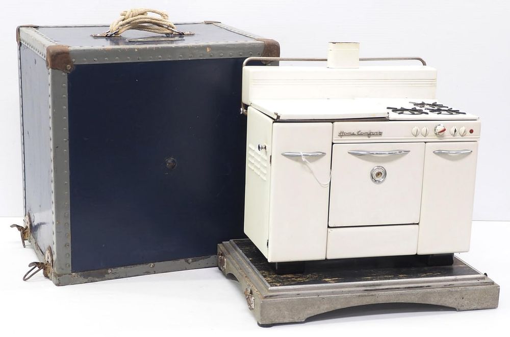 Lot 253: Salesman sample Home Comfort wood & gas range