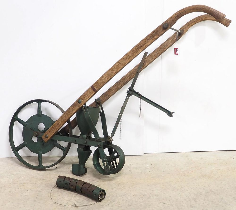 Lot 378: Force Feed No.560 push garden seeder