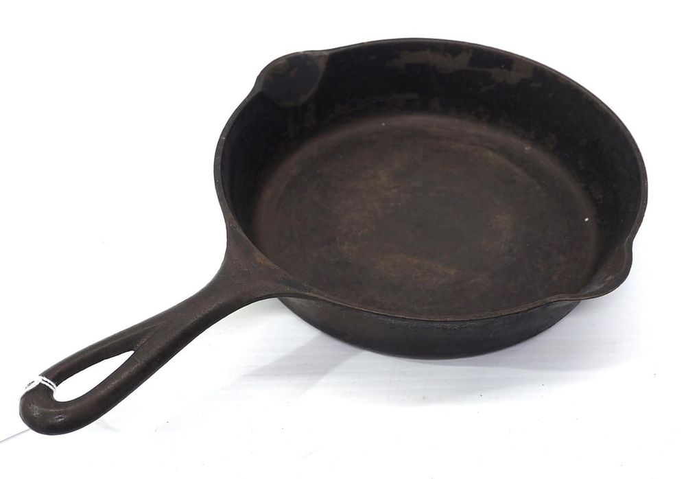 Lot 412: Griswold No.5 cast iron skillet
