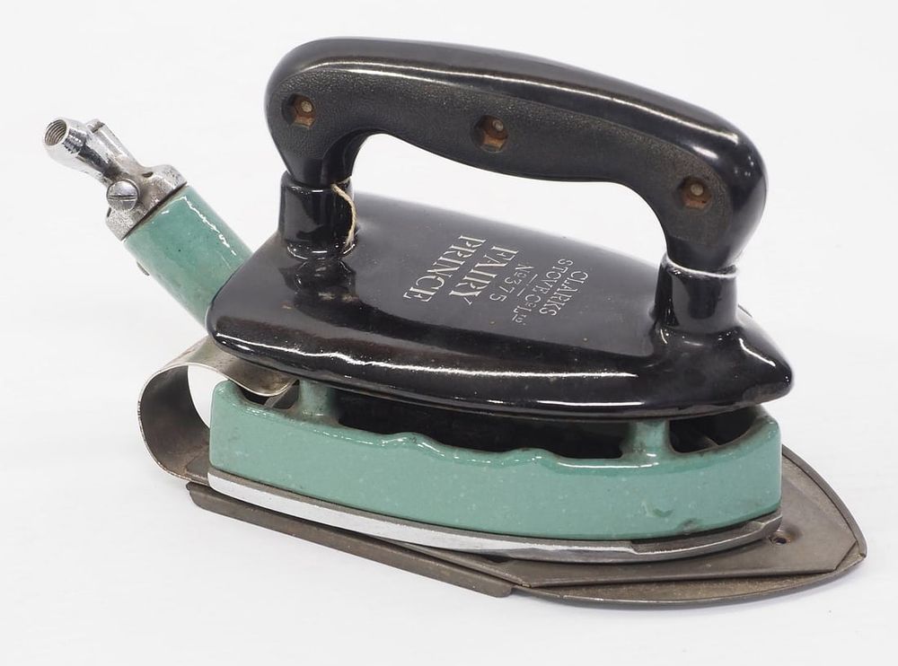 Lot 430: Fairy Prince No.375 gas iron