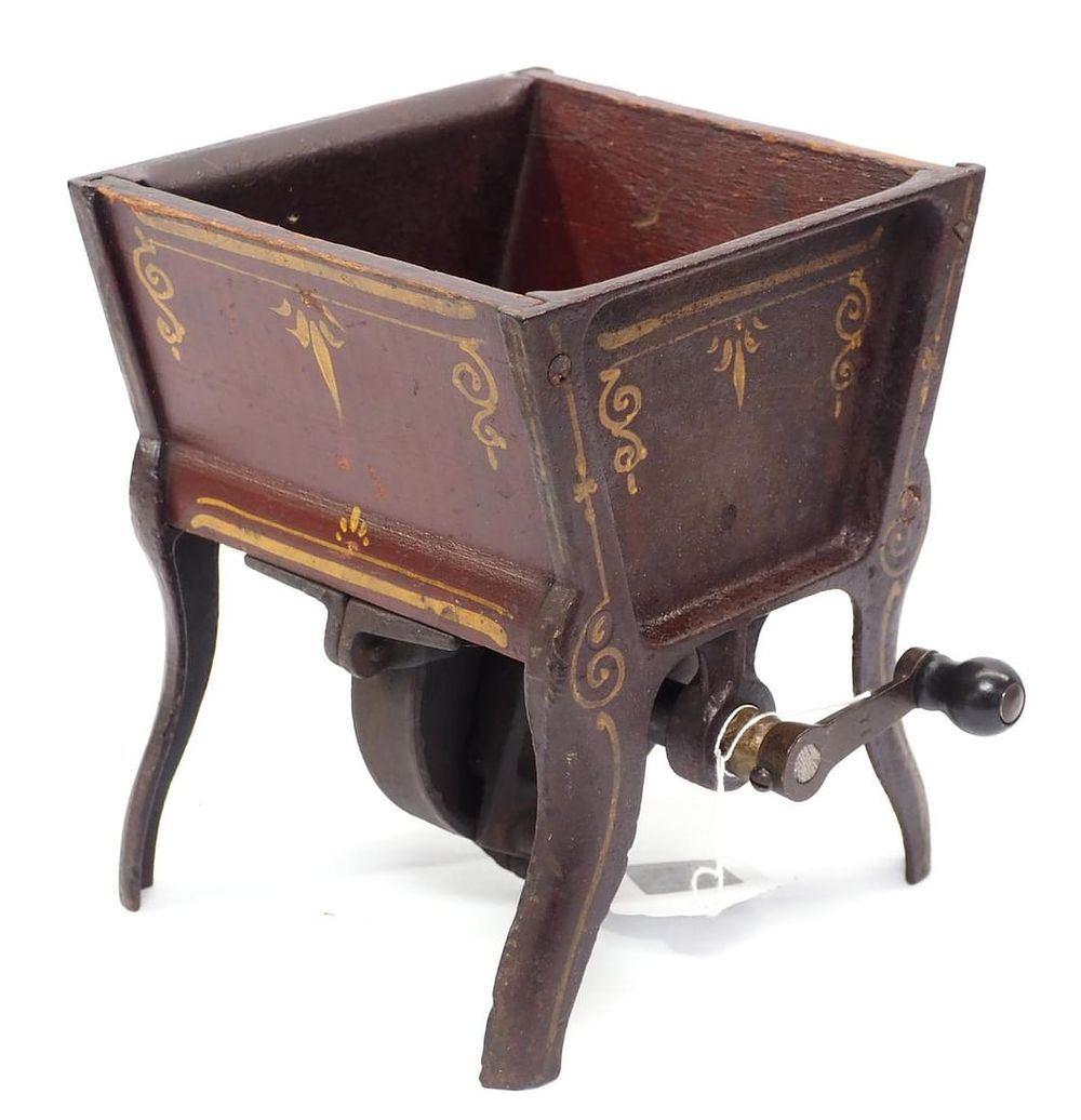 Lot 624: Salesman sample grain mill