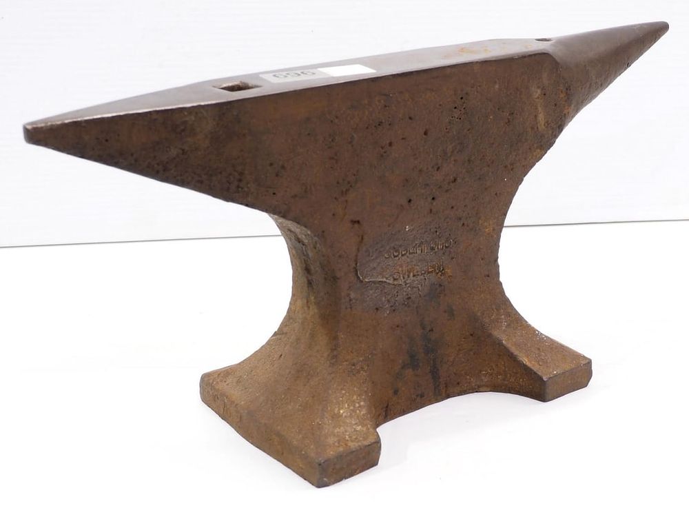 Lot 696: 52 lb Soderfors double-horn anvil