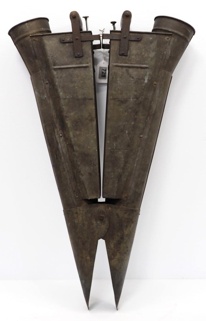Lot 728: Tin double hand planter