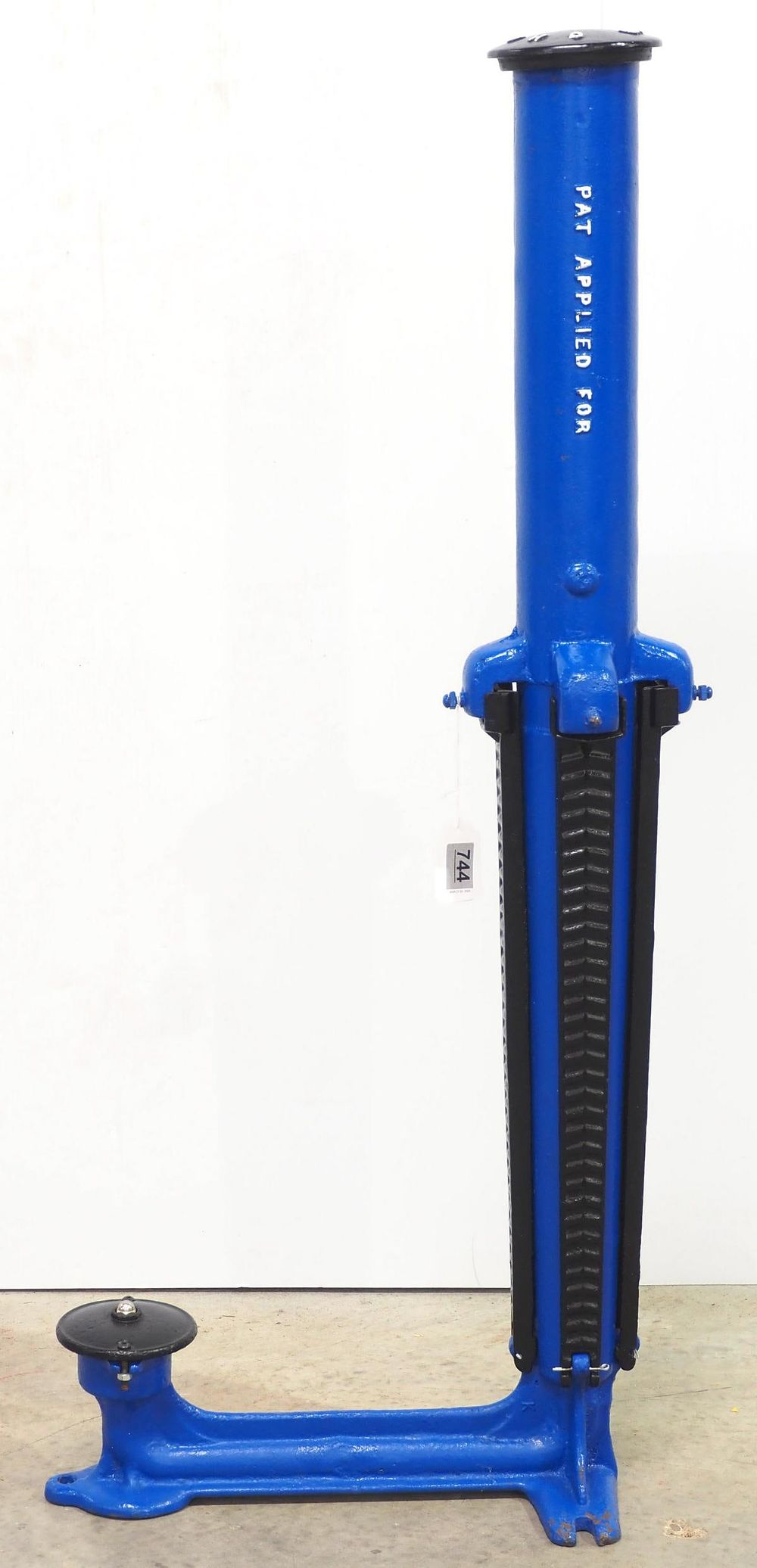 Lot 744: RARE OHC Hog Post hog oiler