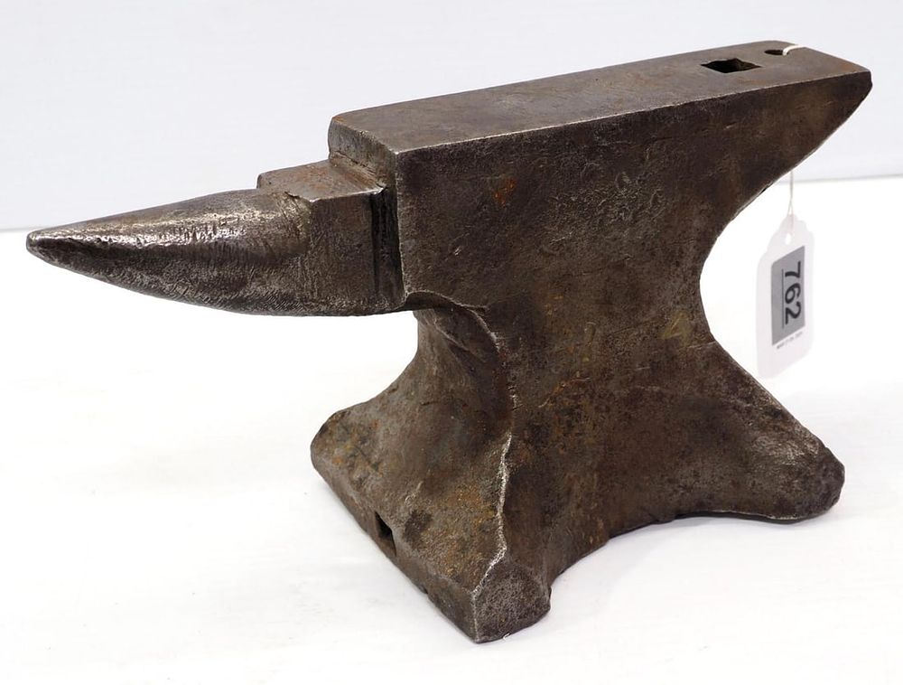 Lot 762: 30 lb anvil