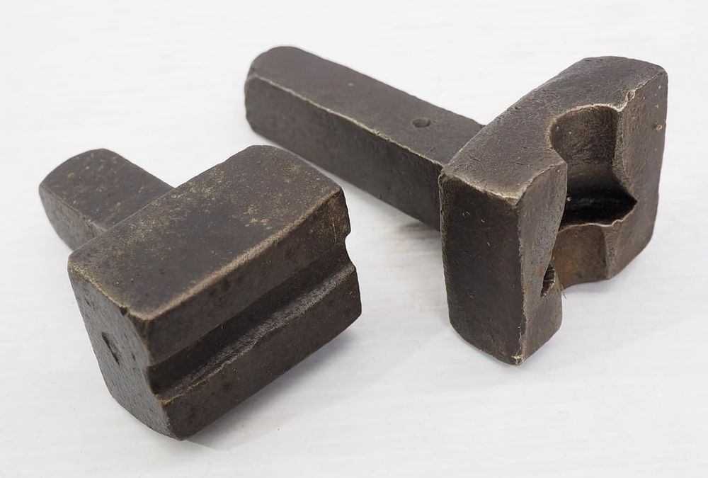 Lot 2166: (2) Anvil hardies