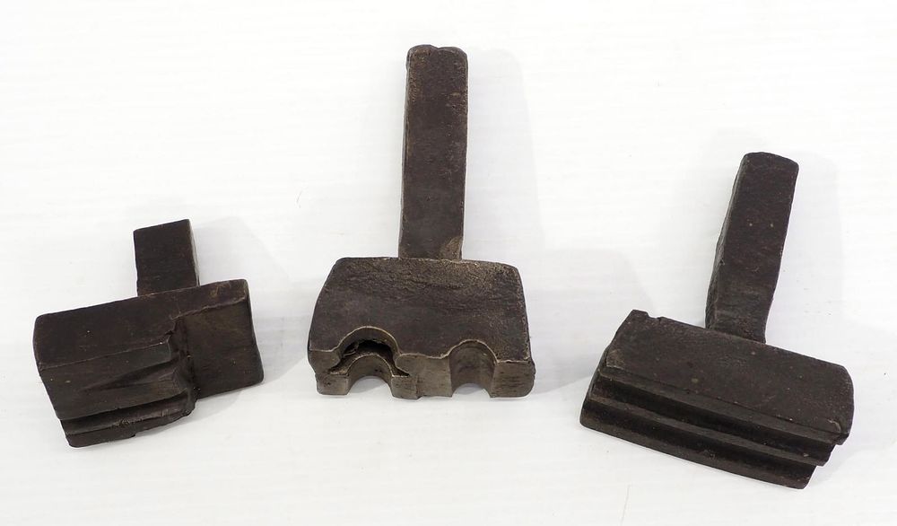 Lot 2198: (3) Anvil hardies
