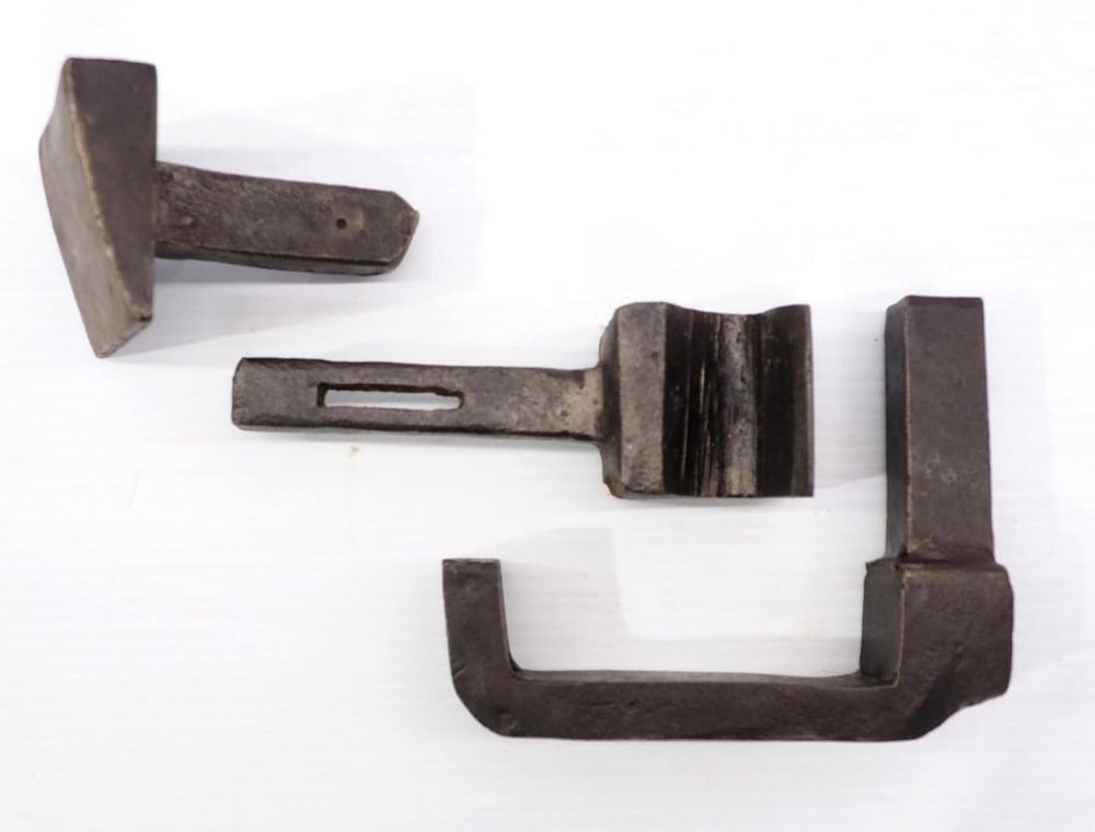 Lot 2200: (3) Anvil hardies