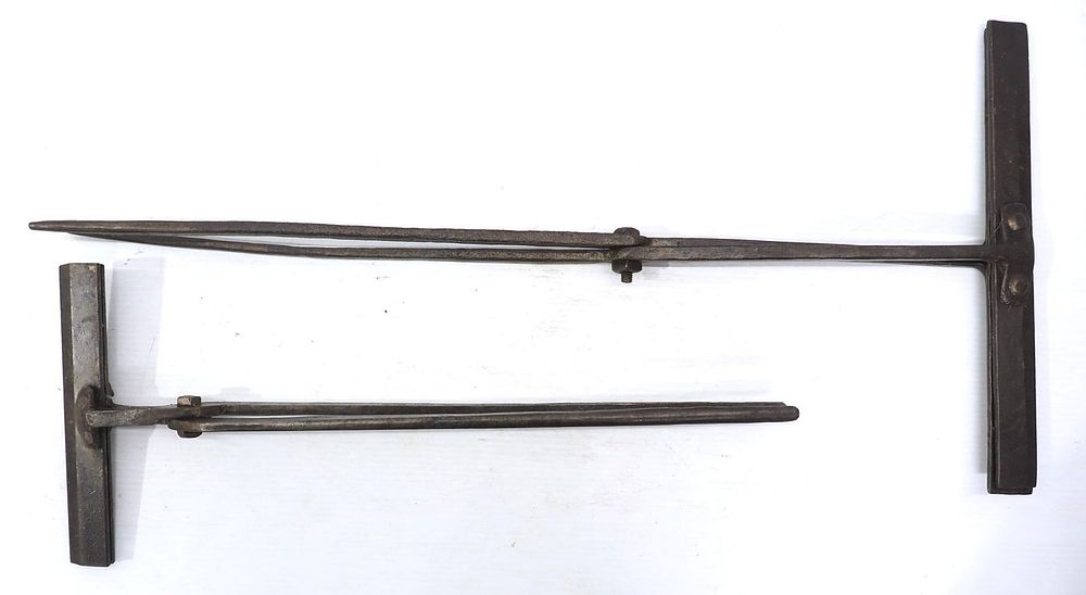 Lot 2293: (2) Tinners bending tongs
