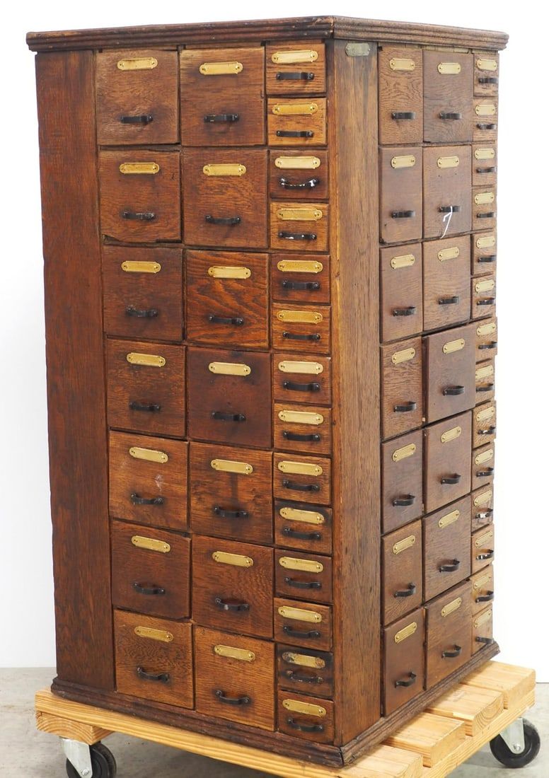 Lot 1259: Oak country store cabinet