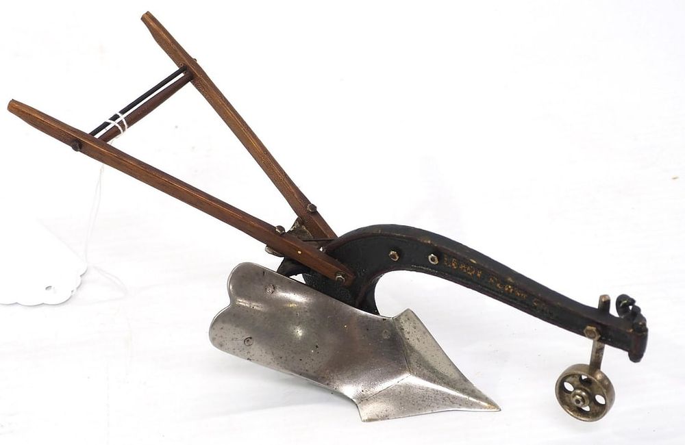 Lot 208: Salesman sample reversible walking plow