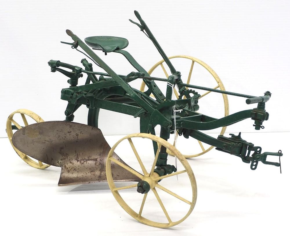 Lot 259: Salesman sample 1-bottom horse-drawn plow