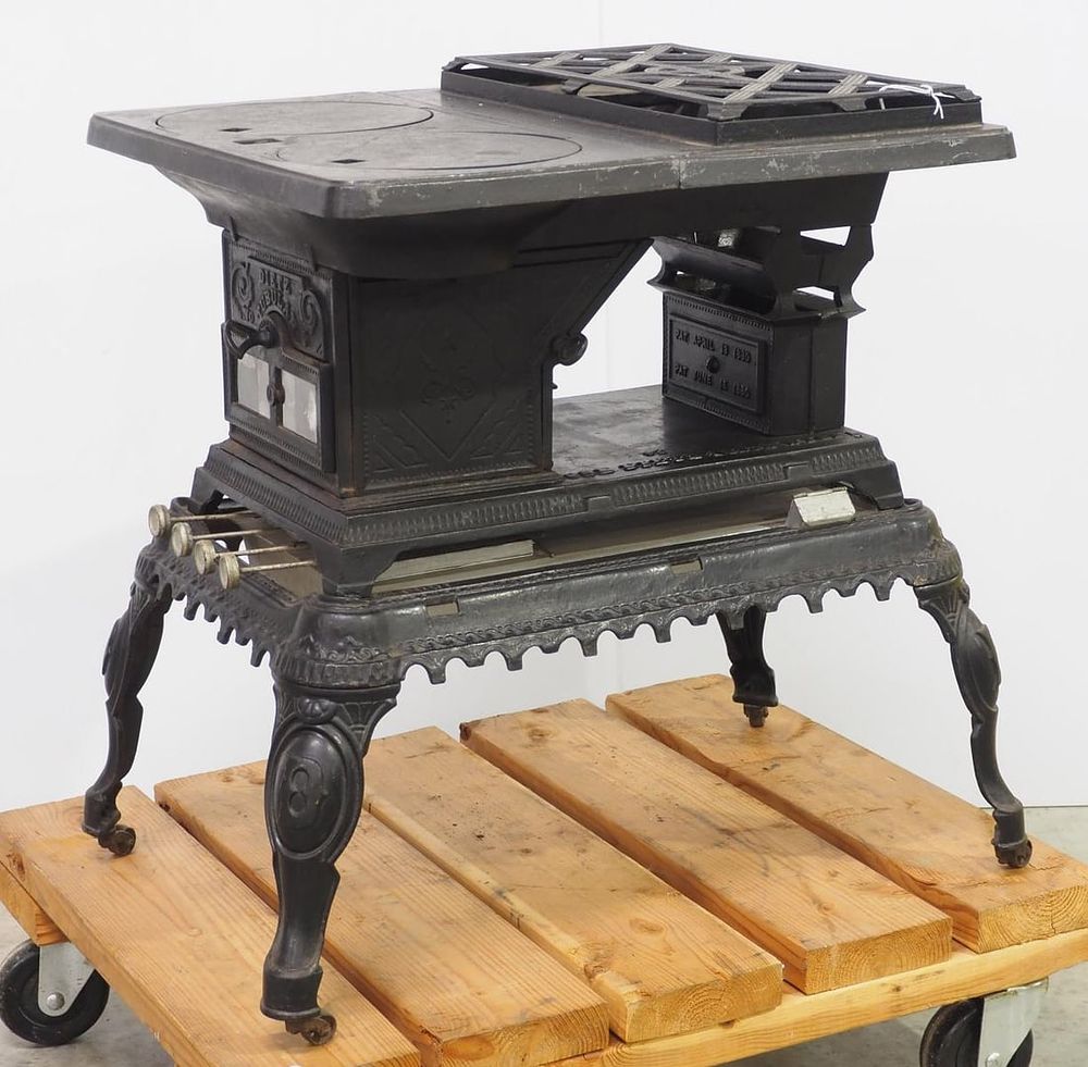 Lot 304: Dietz No.4 Tubular cast iron kerosene stove