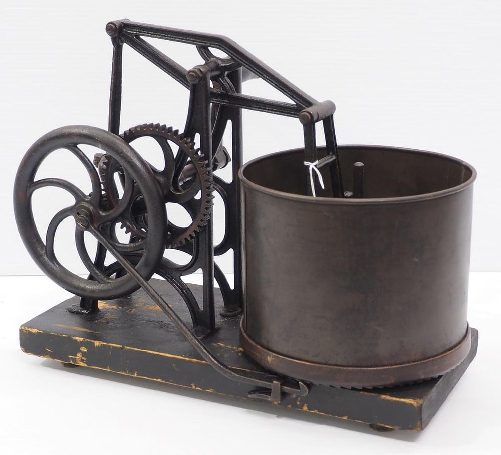 Lot 346: Early cast iron hand-crank meat chopper