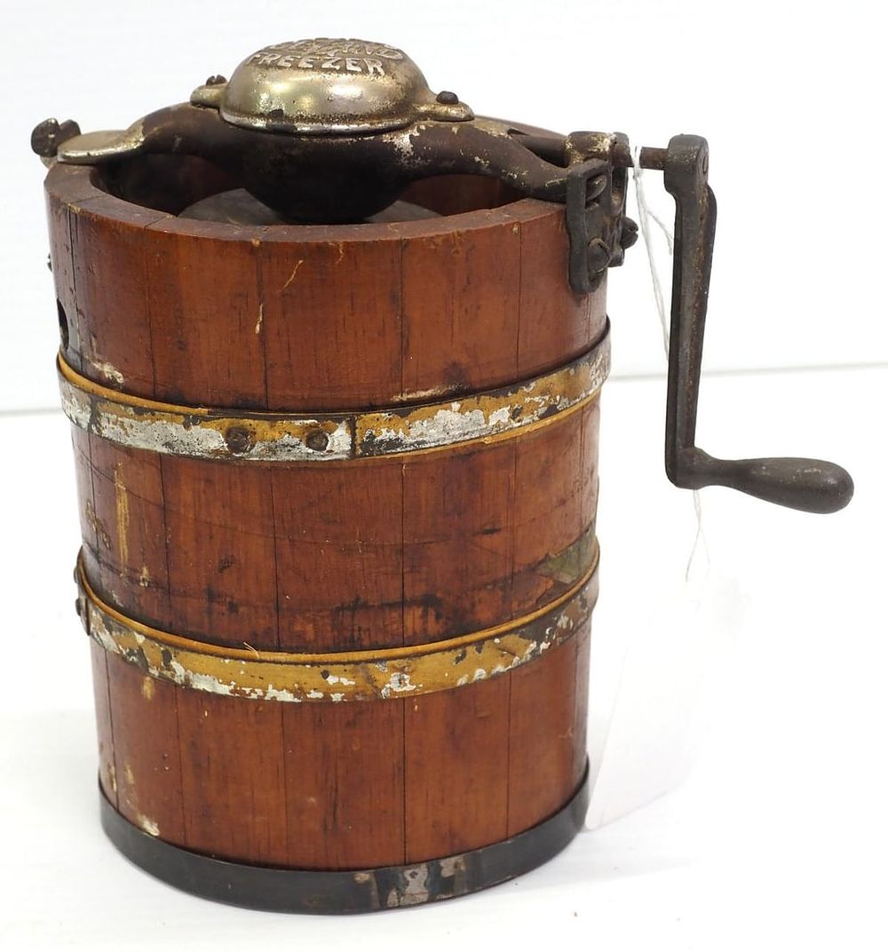 Lot 497: Peerless Iceland 1-pint ice cream freezer