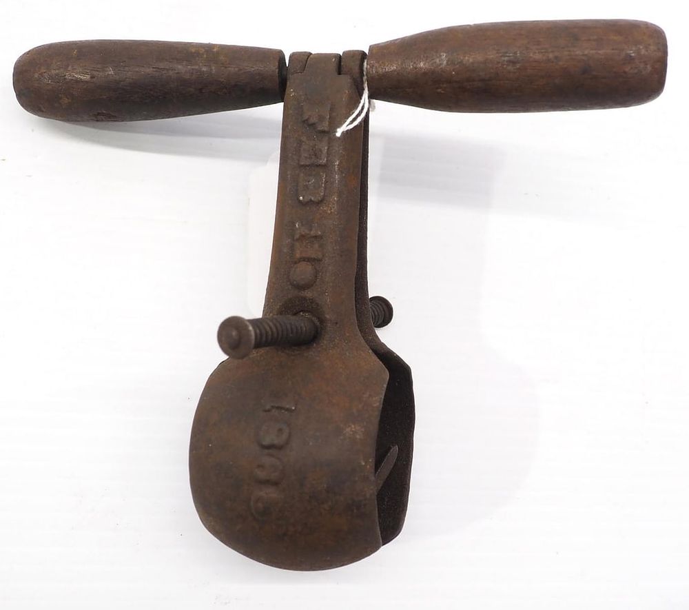 Lot 673: M&S Houseman T-handle hand corn sheller