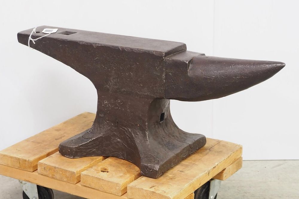 Lot 675: 306 lb Hay Budden anvil