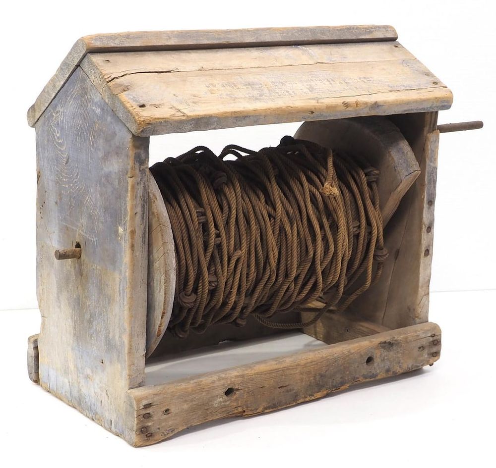 Lot 706: Planter check rope in original wooden winder