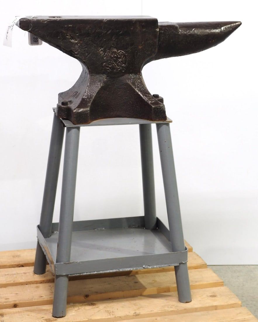 Lot 739: 200 lb 1915 Fisher anvil