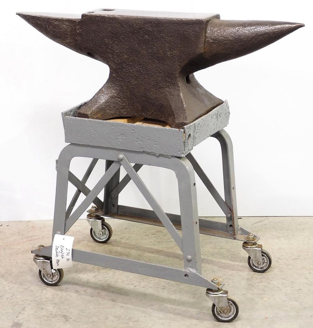 Lot 762: 274 lb English Double Horn anvil