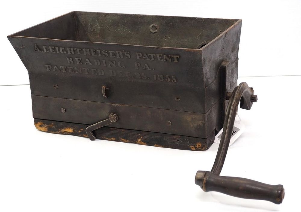 Lot 794: Early hand-crank cast iron meat grinder