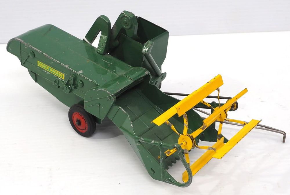 Lot 63: Slik Oliver Pull-Type Combine