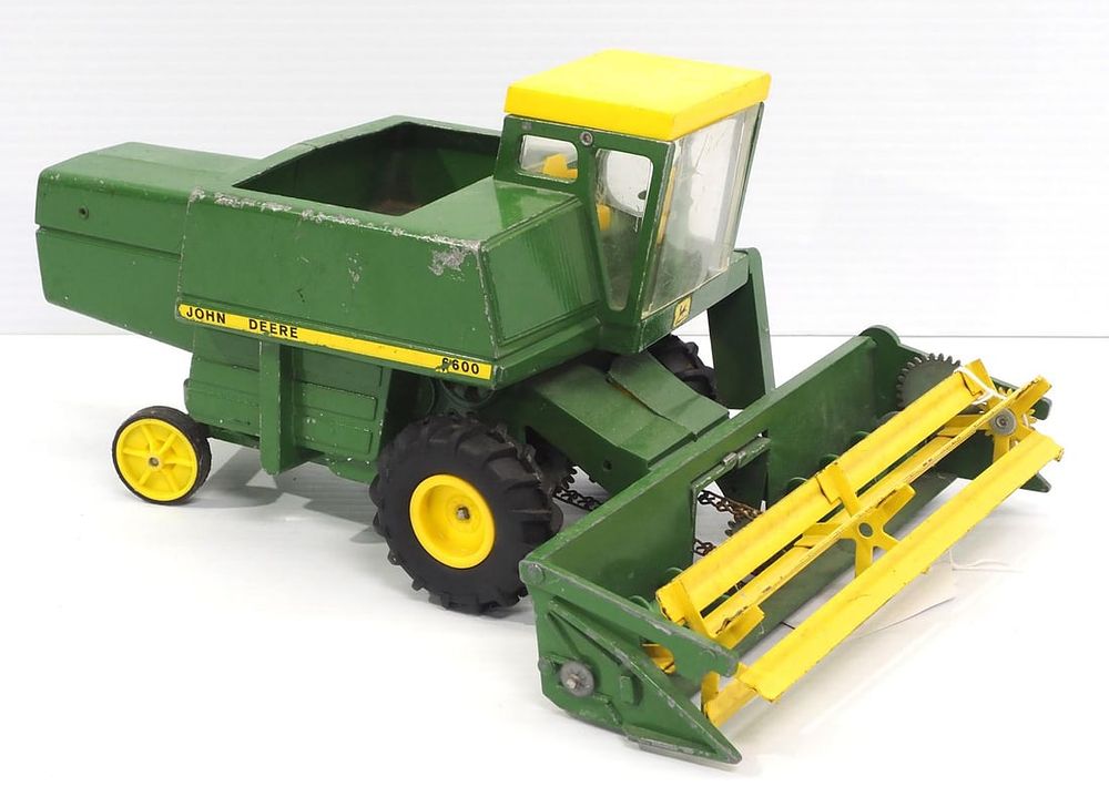 Lot 184: Ertl John Deere 6600 Combine
