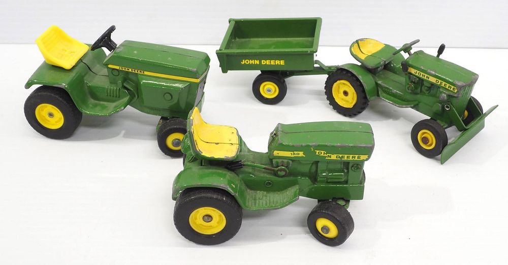 Lot 189: (3) Ertl Lawn & Garden Tractors & Trailer