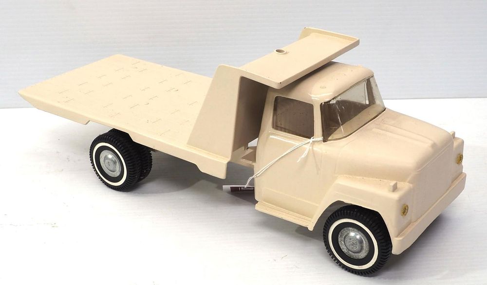Lot 201: Ertl Flatbed Truck