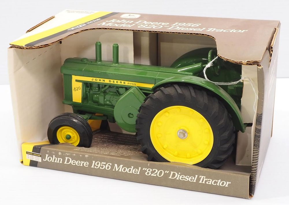Lot 229: Ertl John Deere 1956 Model 820 Diesel Tractor