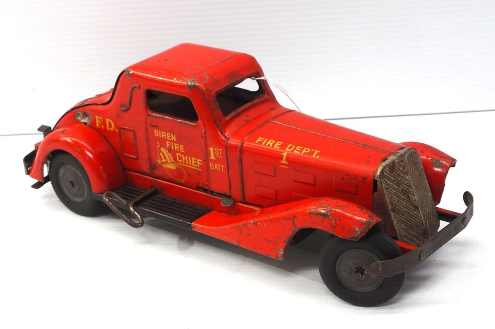 Lot 38: Marx wind-up Fire Chief siren car
