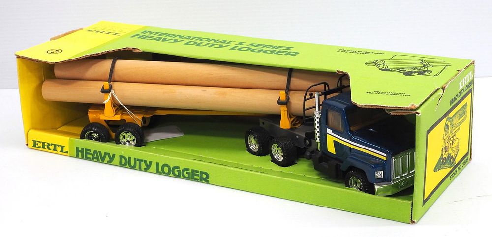 Lot 118: Ertl International S Series heavy duty logger truck