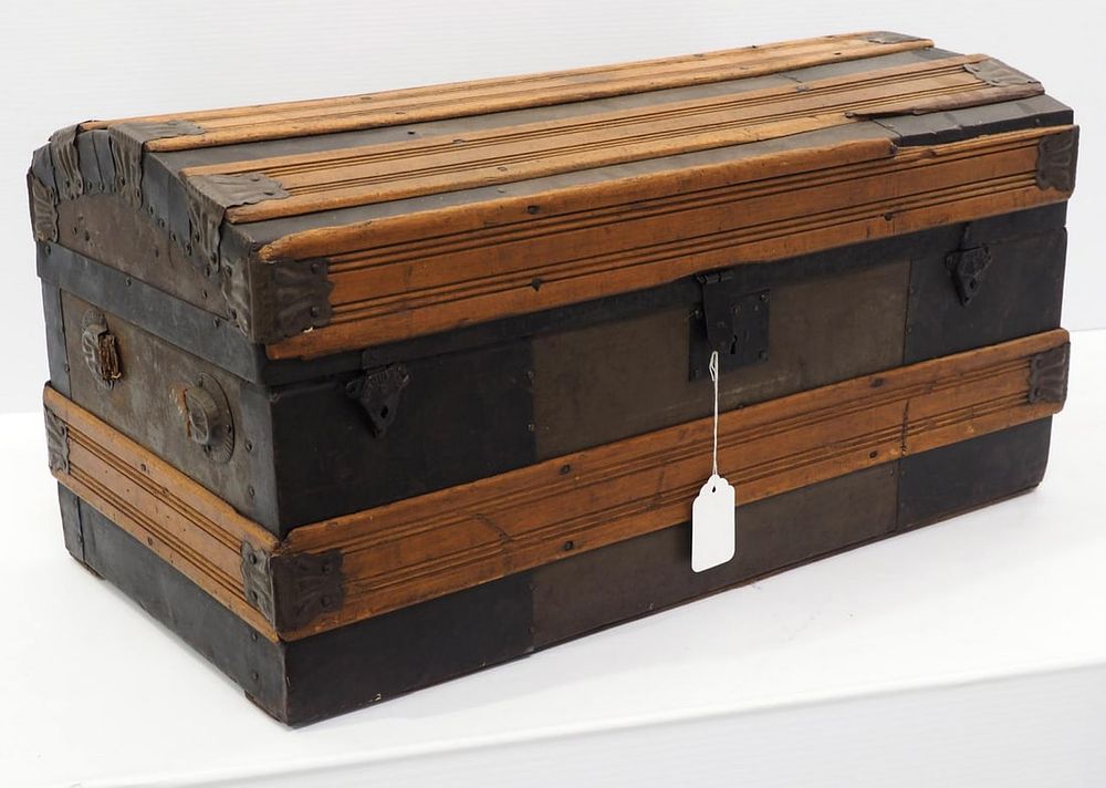 Lot 334: Wooden trunk