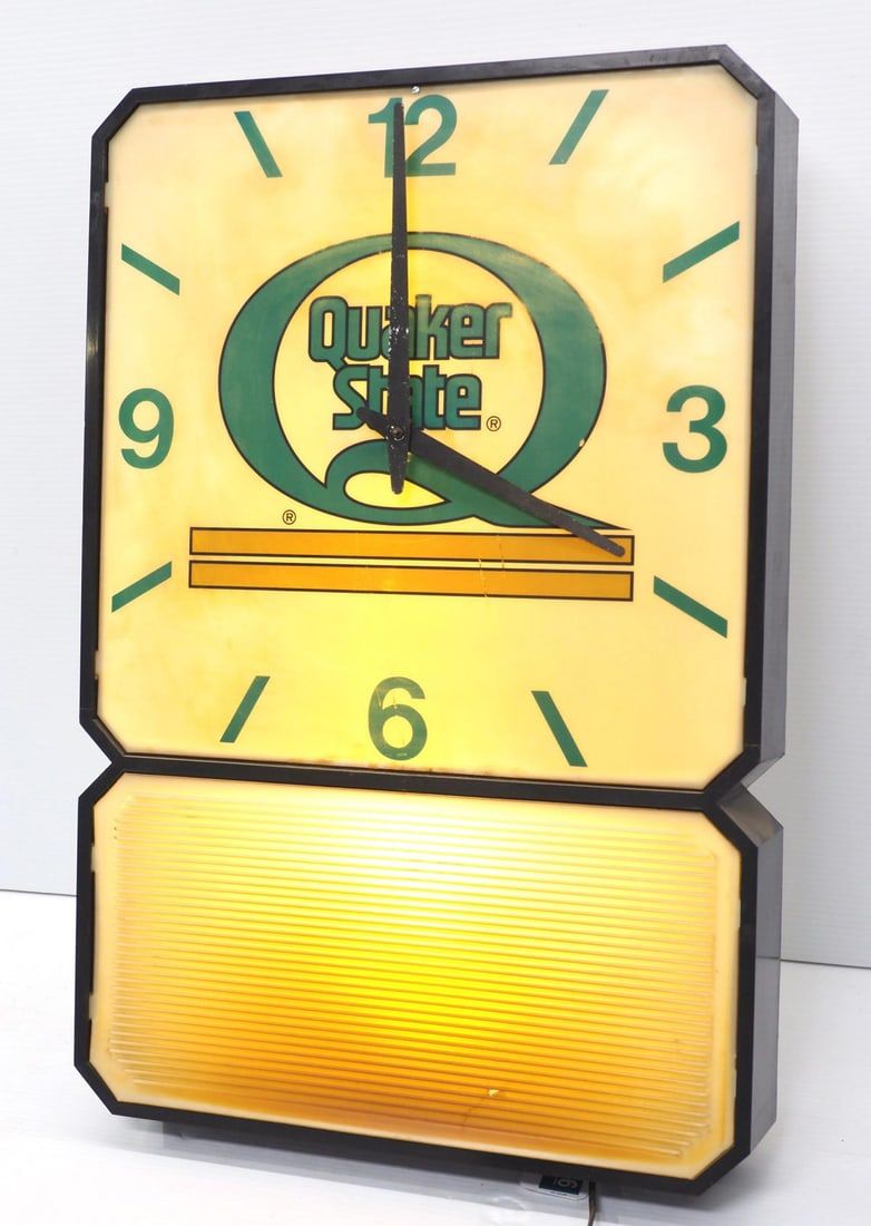 Lot 376: Quaker State lighted clock