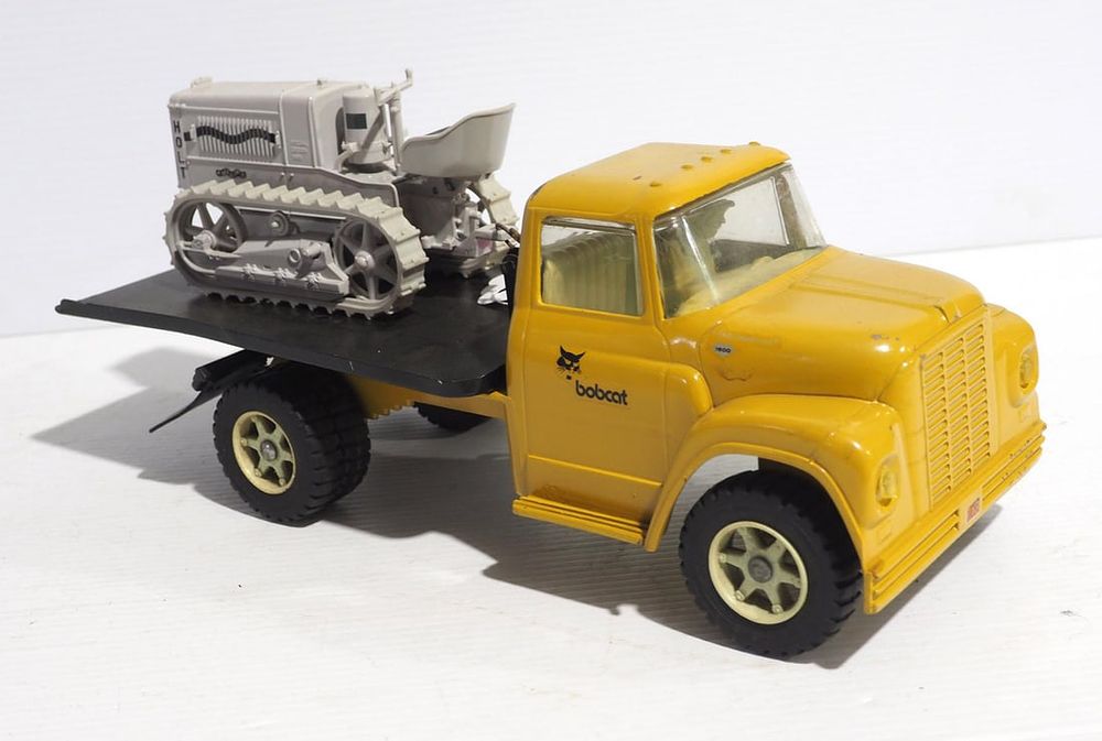 Lot 17: Ertl flatbed truck with dozer